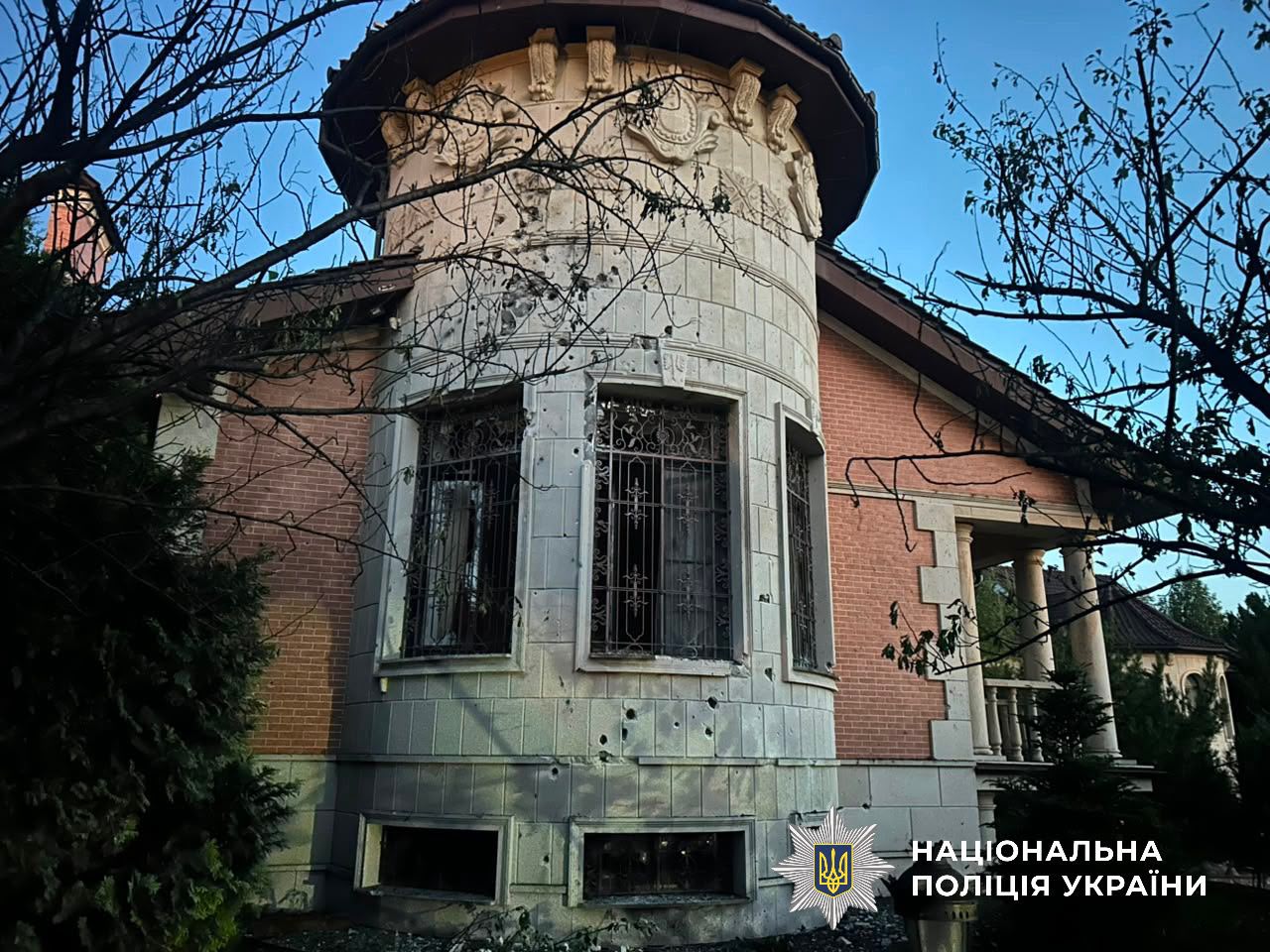  Поліція Київської області документує наслідки ворожої атаки: постраждали троє людей 
