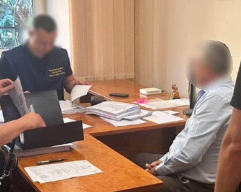  На Буковині голову громади та інженера підозрюють у розтраті 15 млн грн на укритті для школи 