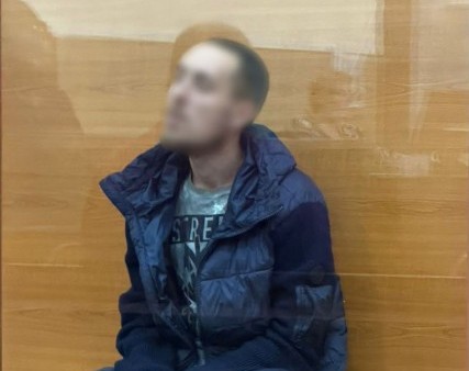  Перерізав горло неповнолітній дівчині на Київщині: зловмиснику обрано запобіжний захід 