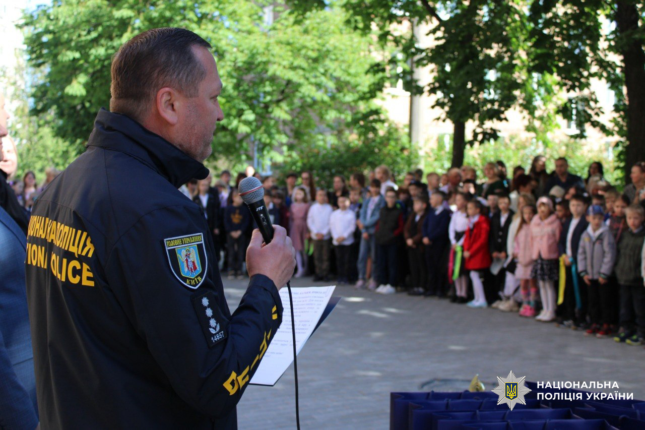  Поліцейські Києва привітали вихованців підшефного навчального закладу із завершенням навчального року 