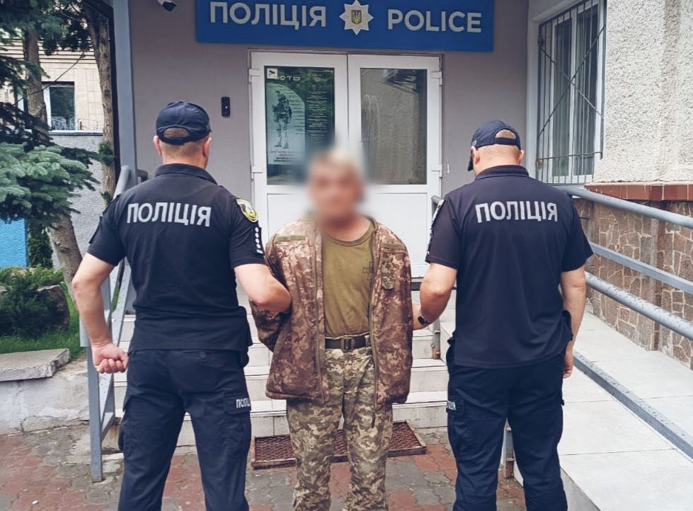  На Київщині військовослужбовцю повідомили про підозру у вбивстві двох людей та замаху на вбивство побратима 
