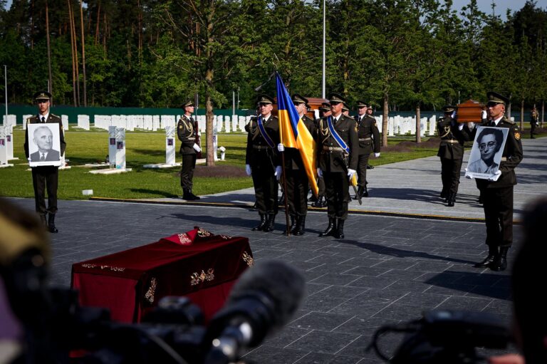  Микола Калашник долучився до церемонії перепоховання Андрія Мельника та Софії Федак-Мельник 