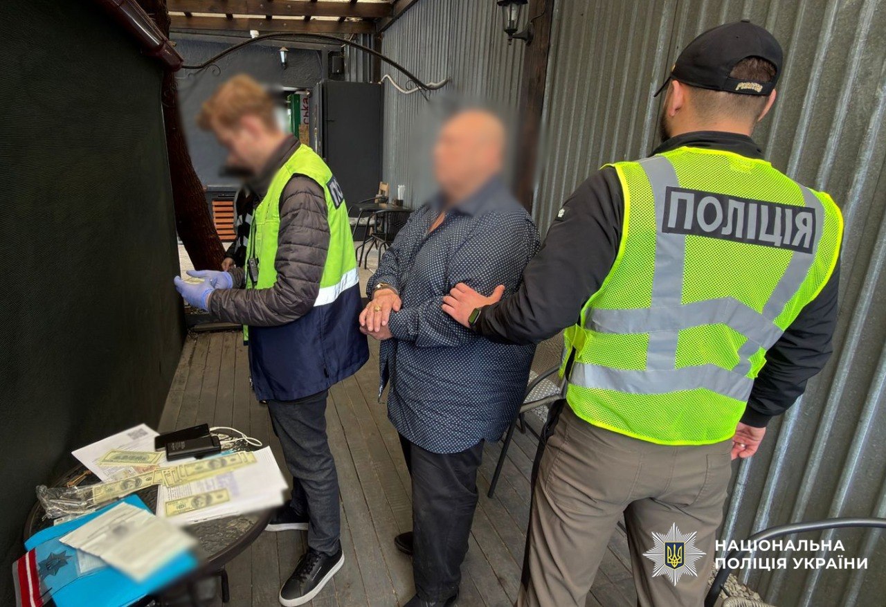  У Києві затримали трьох чоловіків, які за 17 тисяч доларів обіцяли фіктивне працевлаштування з бронюванням та виїздом за кордон 