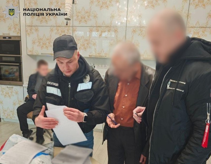  У Києві псевдоспівробітник спецслужби ошукав трьох пенсіонерів на понад 3 млн грн — йому повідомили про підозру 