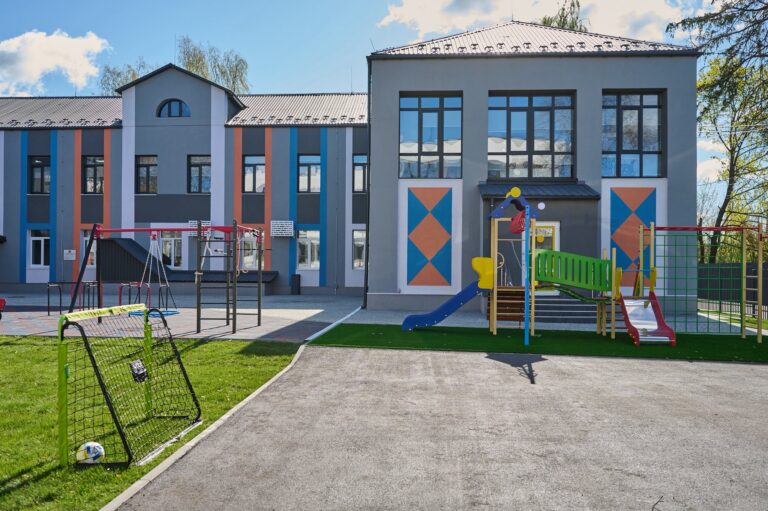  Відбудова освіти: у Гостомелі запрацювала оновлена початкова школа 