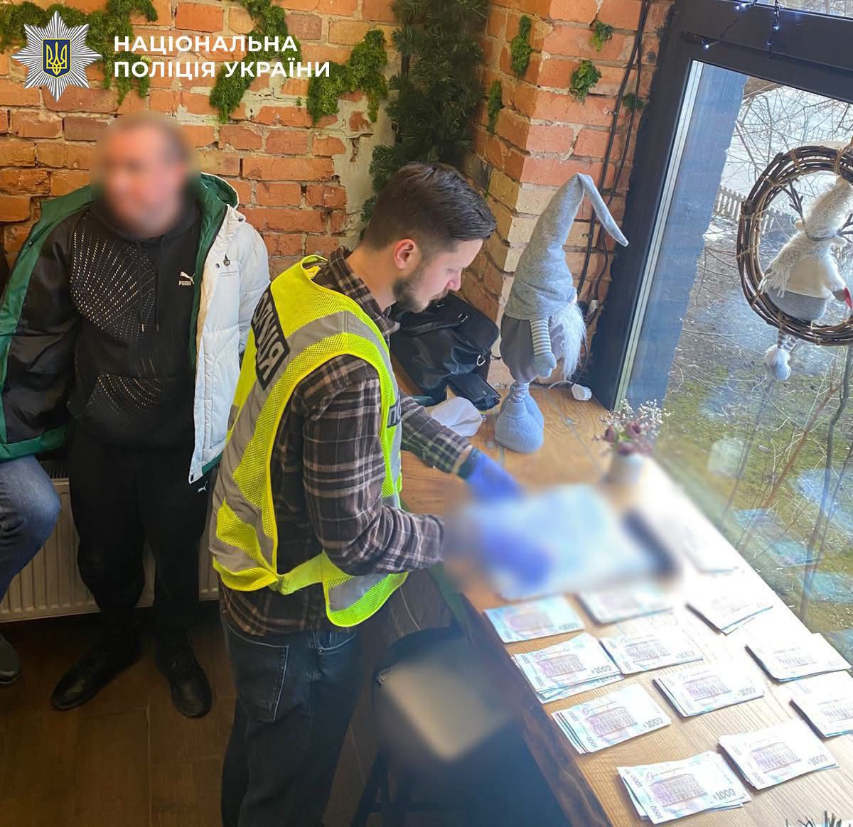 6 000 доларів за «списання» зі служби та виїзд за кордон: у Києві судитимуть організатора оборудки 