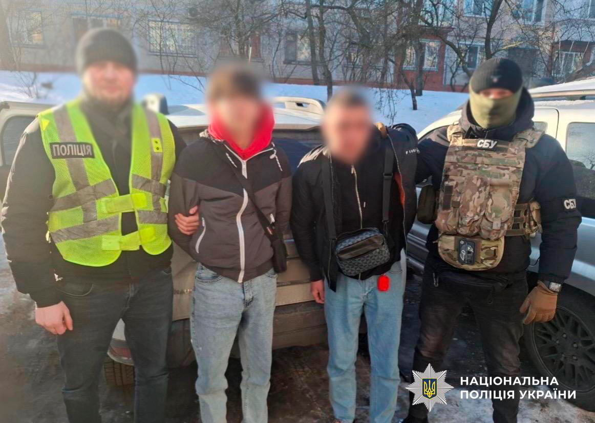  У Києві затримали молодиків, які на замовлення рф знищили авто військових і рятувальника 