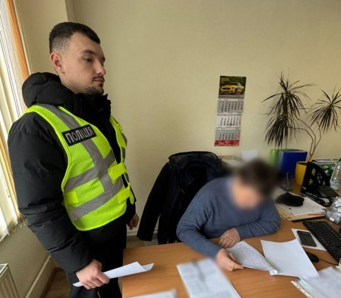  Закупівля дорожньої солі для посипання доріг в ожеледицю зі збитком у понад пів мільйона гривень 