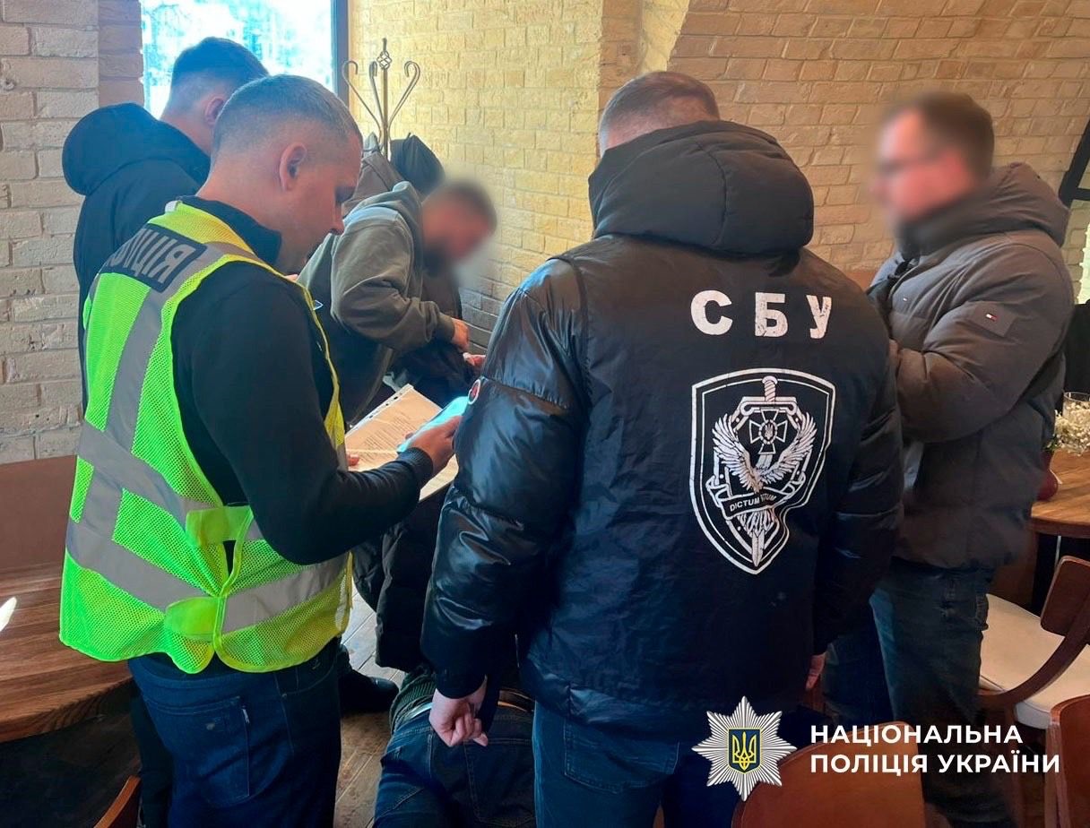  Поліцейські Києва оголосили про підозру військовому, який підірвав гранату у квартирі на Оболоні, внаслідок чого один чоловік загинув та ще один отримав поранення 