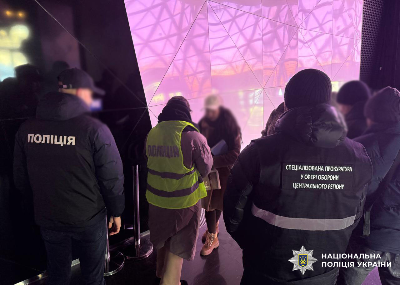  Столичні поліцейські викрили керівницю ГО, яка за $10 тис. обіцяла «вирішити питання» з непридатністю до служби 