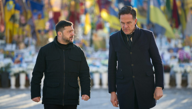  Зеленський: Під час покладання квітів на Майдані з Рютте російський літак вийшов на пусковий рубіж 