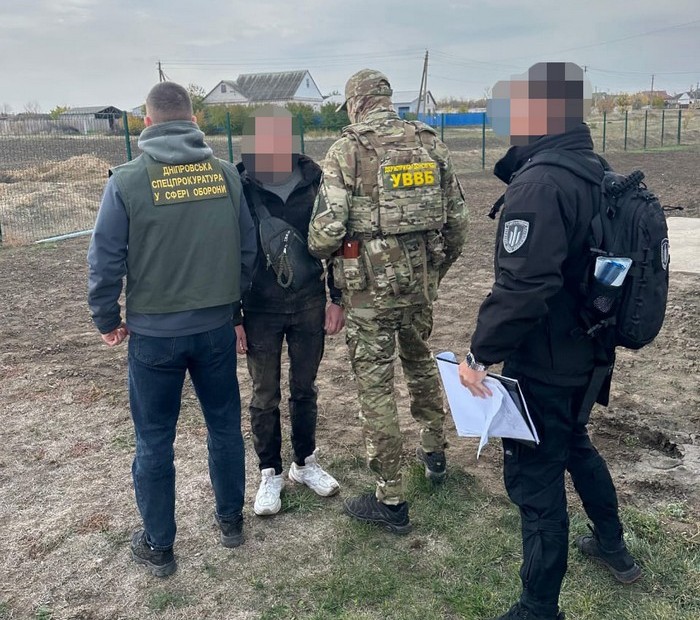  На Дніпропетровщині затримали прикордонника, який за гроші працевлаштовував знайомого у тиловий підрозділ 