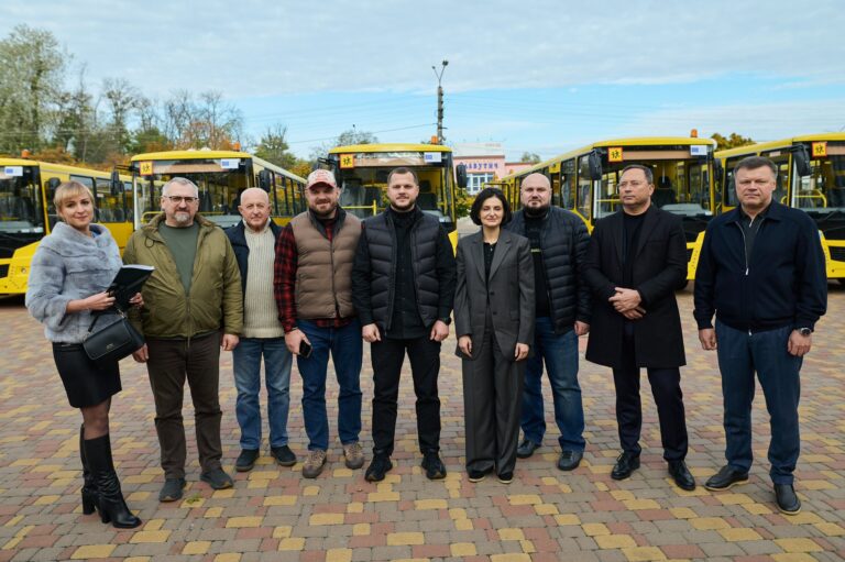  Микола Калашник: Десять громад Київщини отримали нові шкільні автобуси 