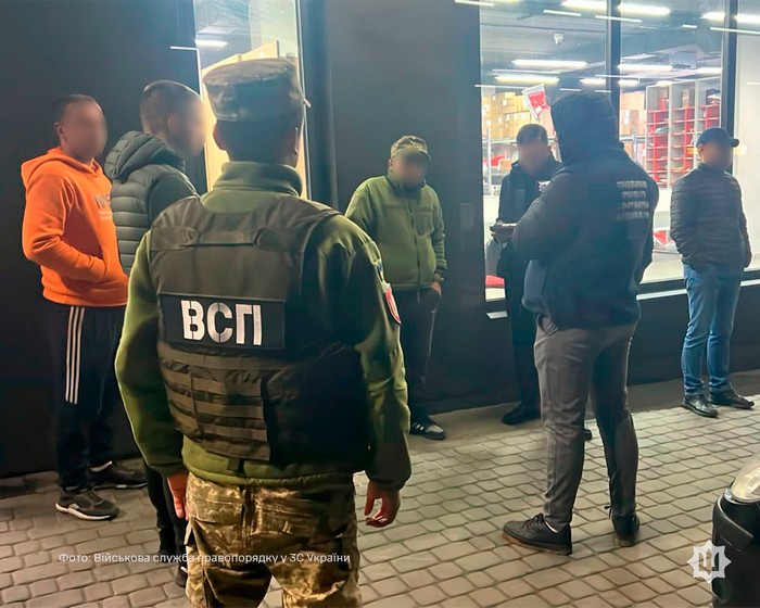  Військовослужбовця військового навчального закладу затримали під час передачі хабаря в розмірі ₴5 тис. офіцеру Західного ТУ ВСП 