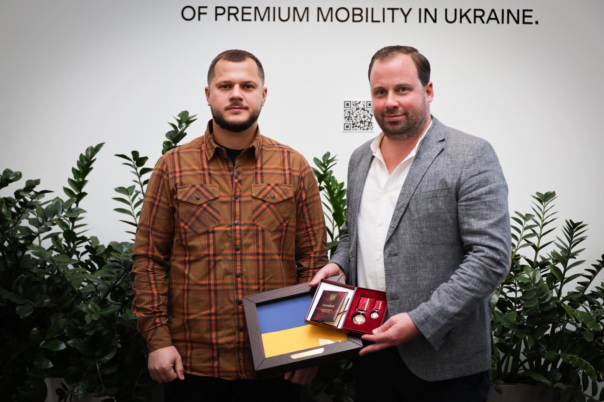  Микола Калашник нагородив керівника АВТ Баварія за внесок у зміцнення обороноздатності України 