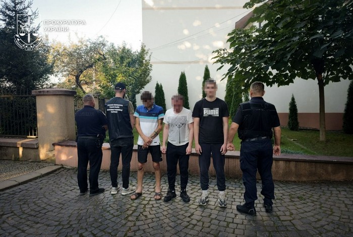  На Хустщині взято під варту чоловіка, який за $18 тис. планував переправити за кордон двох чоловіків 