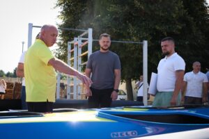  Микола Калашник передав відділенню веслування «Центра олімпійської підготовки» сертифікат на 8 сучасних байдарок 