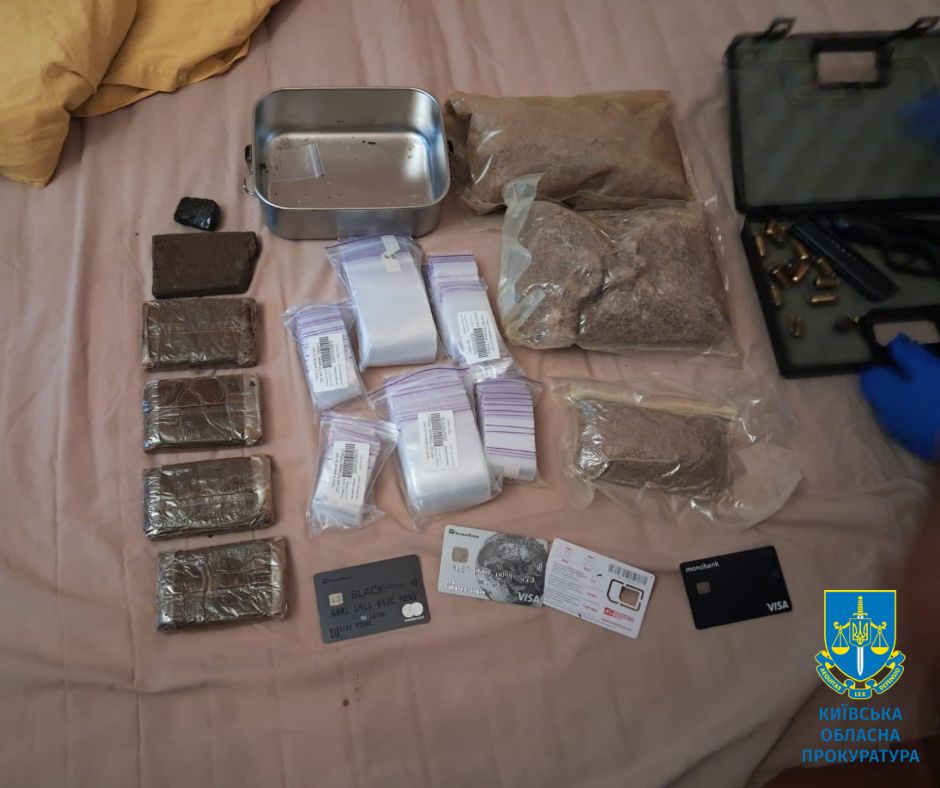  На Київщині викрито групу осіб, які збували психотропні та наркотичні засоби в особливо великих розмірах 
