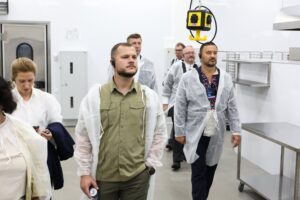  Дипломати побачили, як Київщина змінює підхід до харчування дітей — на прикладі фабрики «Готуїмо» 