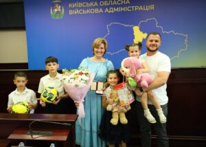  «Сила нації — в материнському серці»: жінки Київщини отримали почесне звання «Мати-героїня» 