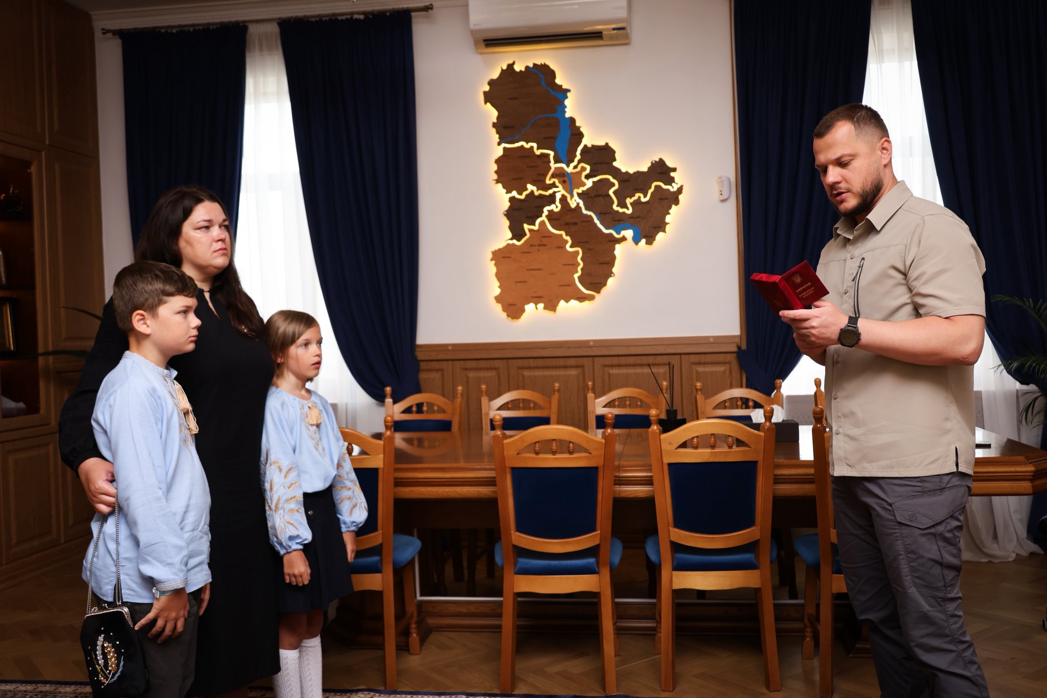  Микола Калашник вручив родині полеглого Героя Сергія Півторацького нагороди захисника 