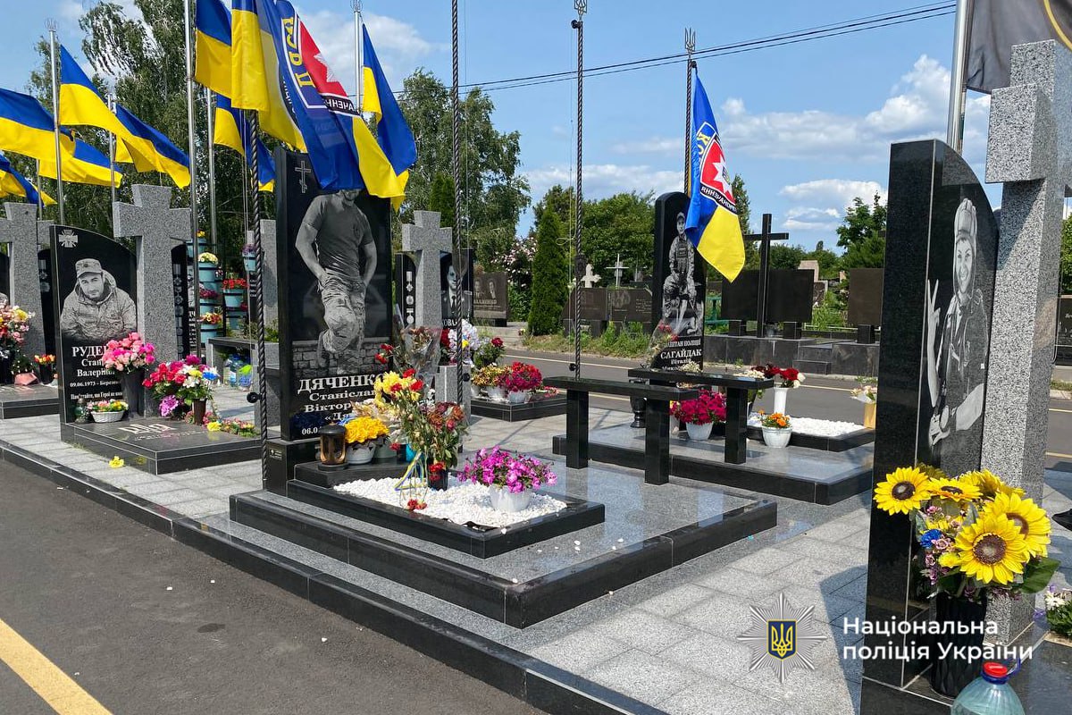  У Черкасах поліція затримала чоловіка за наругу над могилами загиблих спецпризначенців 