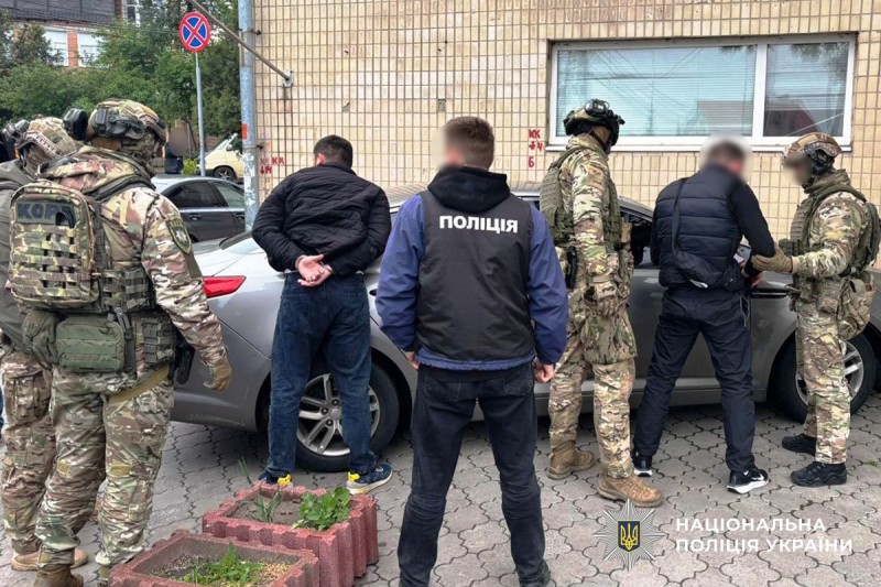  Поліцейські Вінниці затримали трьох осіб, які, погрожуючи вбивством, вимагали гроші у неповнолітнього 