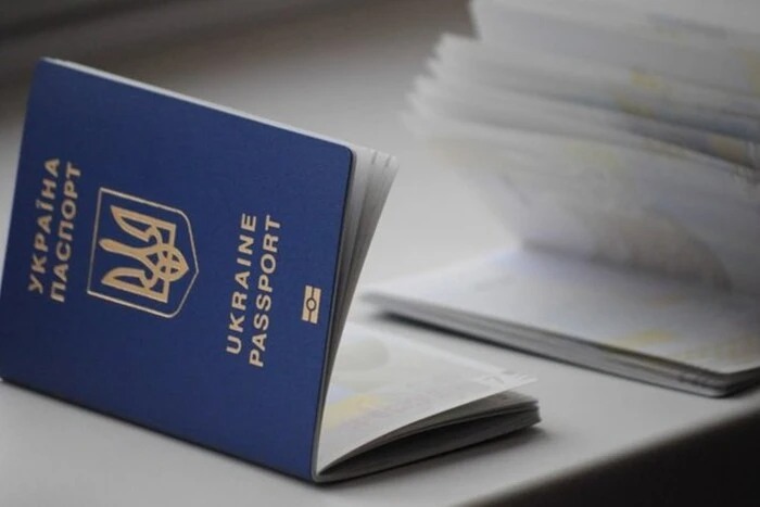  НАБУ викрило схеми із паспортами: чиновник мав прибуток від використання держсимволів 