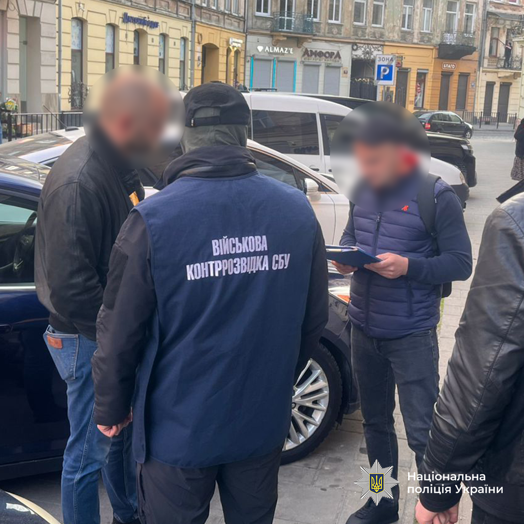  2 000 доларів хабаря за службу у тилових підрозділах - у Львові поліцейські затримали адвоката та його спільницю 