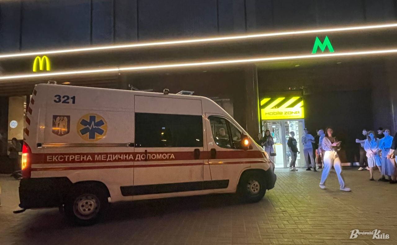  У Києві пасажир метрополітену загинув, потрапивши під поїзд 
