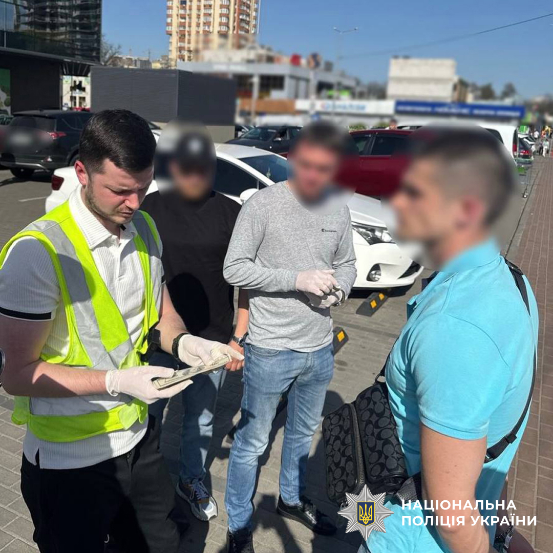  Поліція Києва спільно з СБУ викрили інспектора Департаменту земельних ресурсів КМДА у вимаганні з підприємця 15 000 доларів 