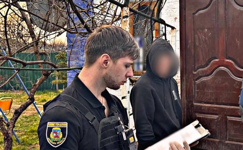  На Київщині затримали трьох молодиків, які знущалися з неповнолітнього і знімали це на відео 