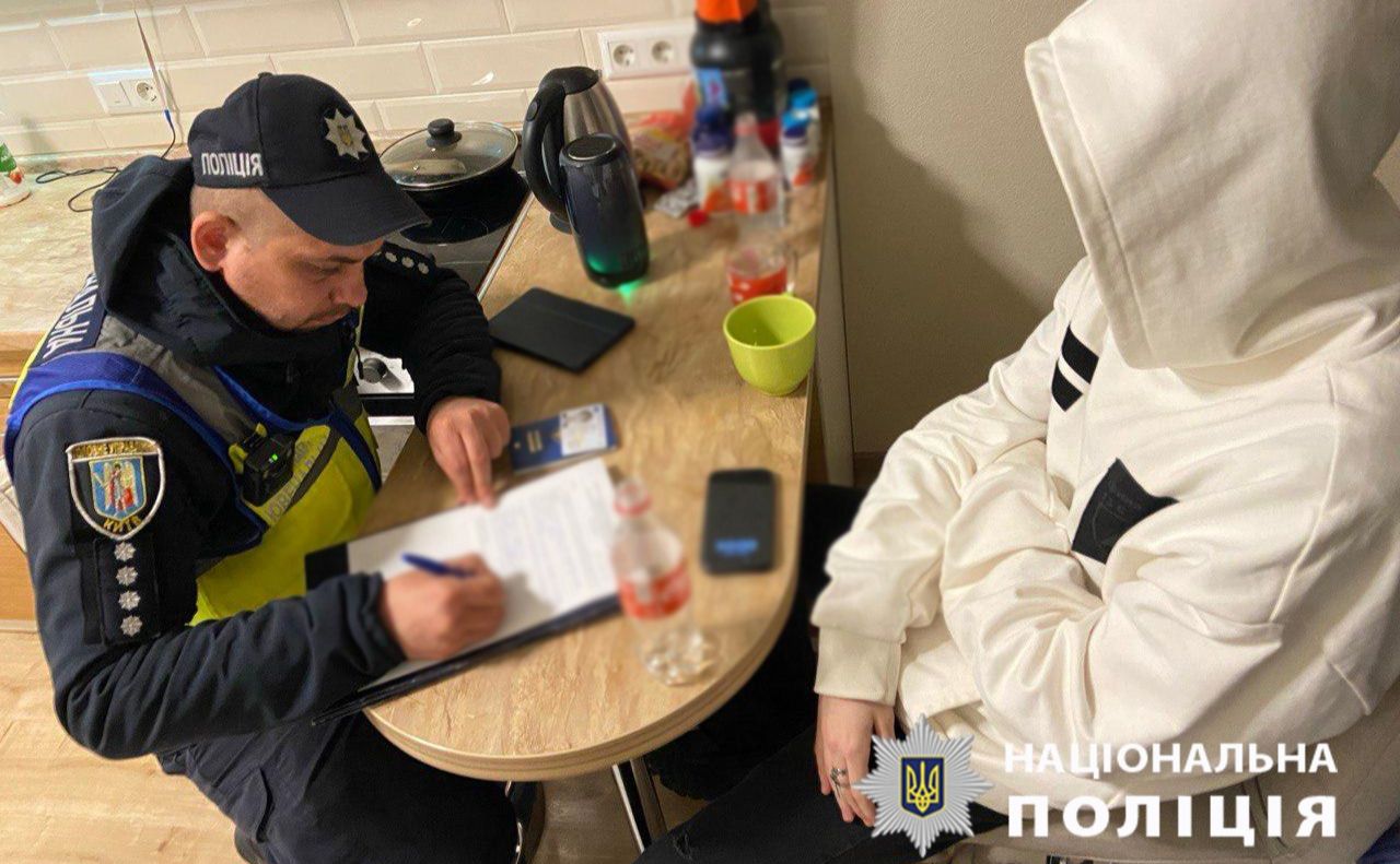  Поліція Києва виявила групу молоді, що голсно вмикала на Подолі російську музику і глумилась з громадян 