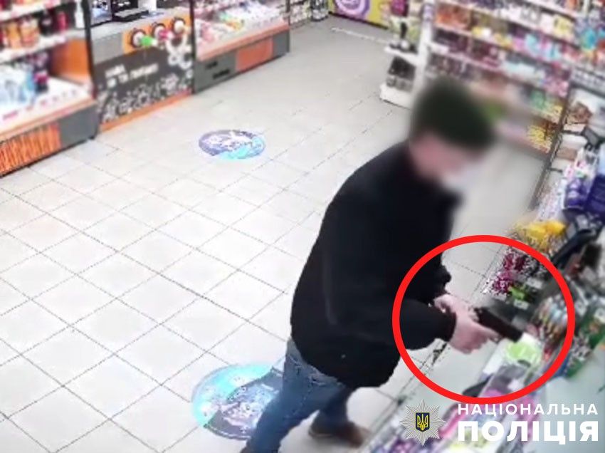  У Києві засудили іноземця, який з пістолетом «виніс» касу на Андріївському узвозі 