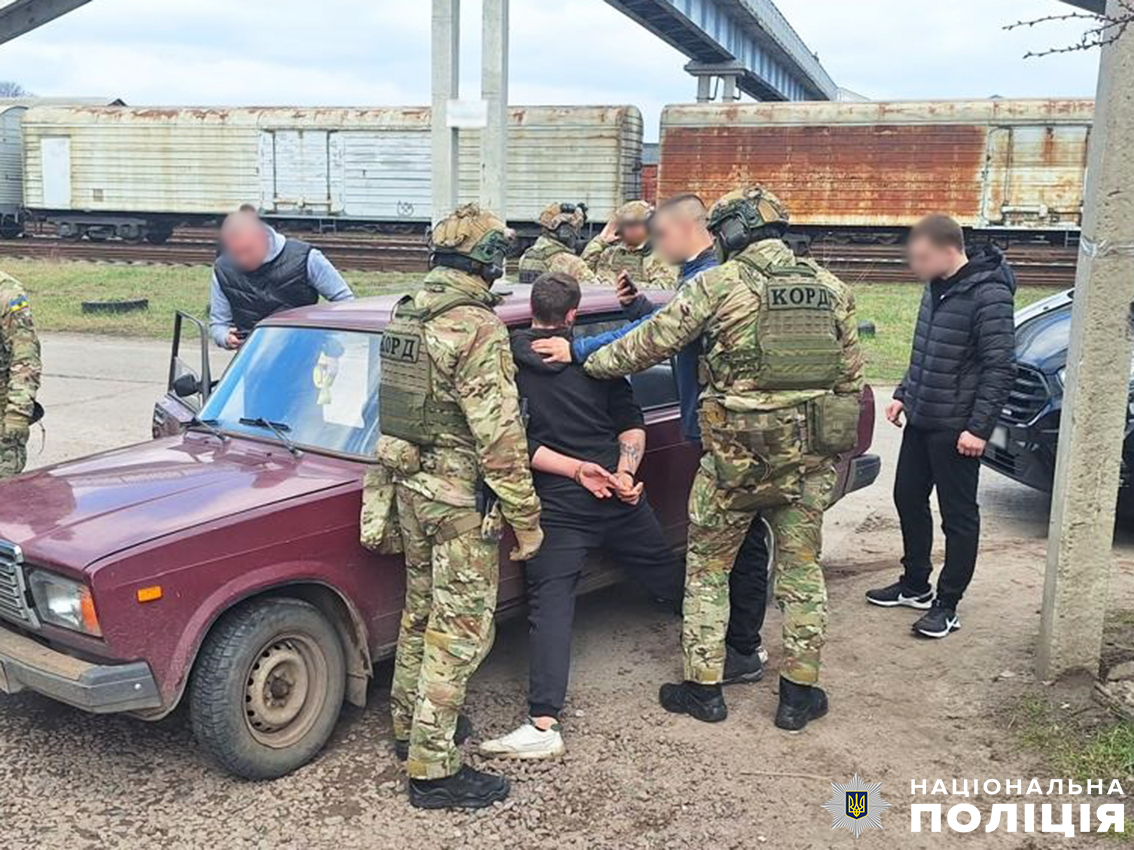  На Чернігівщині поліцейські затримали злочинне угруповання наркодилерів та перекрили канал збуту наркотиків з мільйонними прибутками 