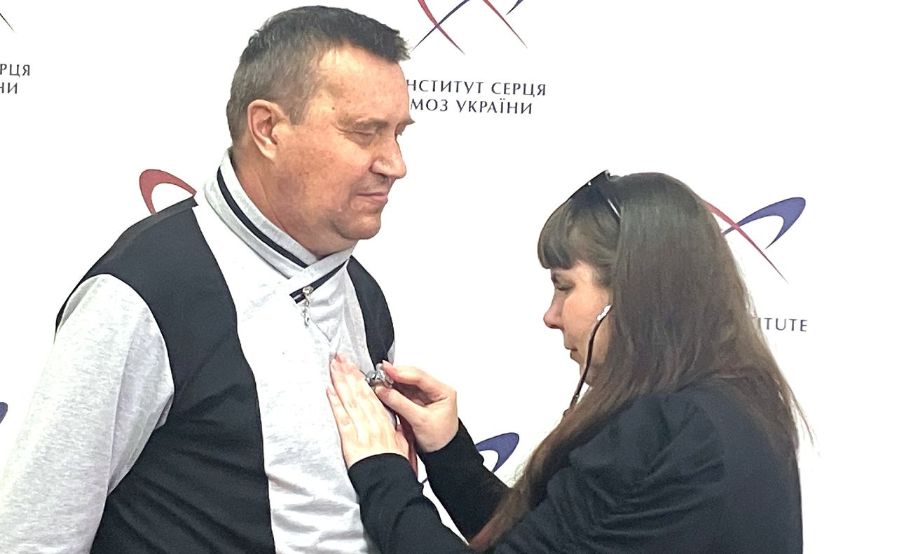  У Києві родина донора зустрілася з чоловіком, який живе завдяки серцю воїна 
