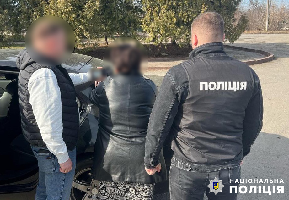 10 000 доларів та оплата ремонту в кабінеті як хабар: на Хмельниччині поліцейські затримали начальницю залізничної станції 