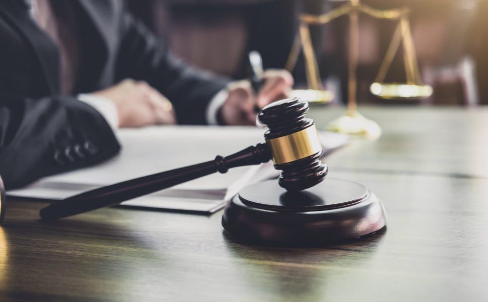  Скинув зі сходів собаку, а потім бив її ногами на очах дітей: у Києві судитимуть вбивцю безпритульного пса 