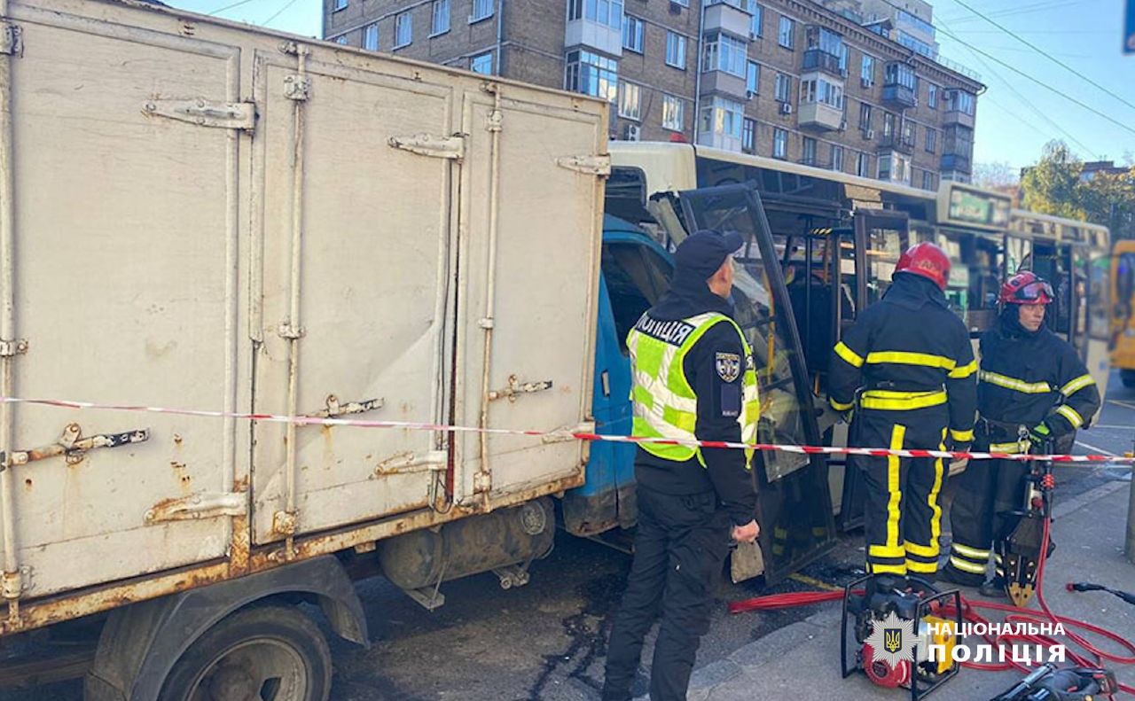  В’їхав у автобус з пасажирами на повній швидкості: у Києві судитимуть водія 