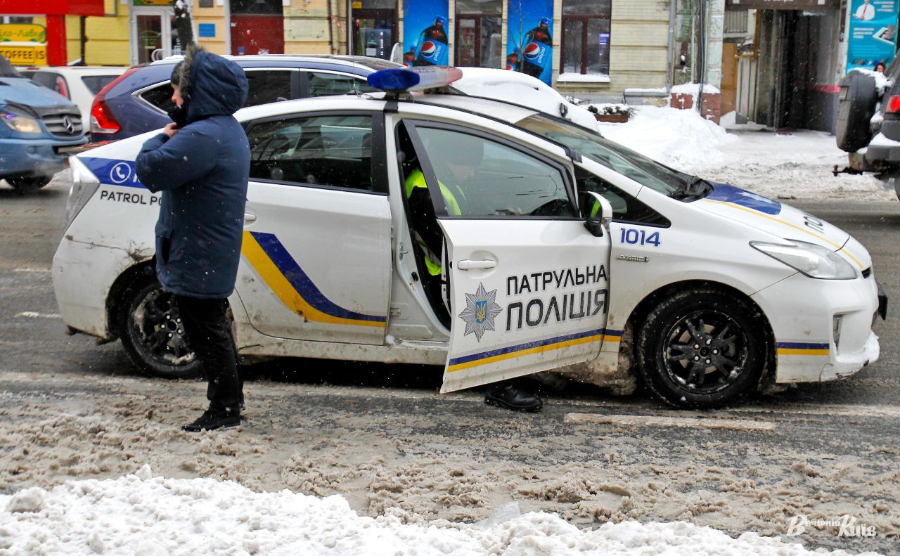  У Києві патрульні допомогли жінці, яка ледь не замерзла на морозі 