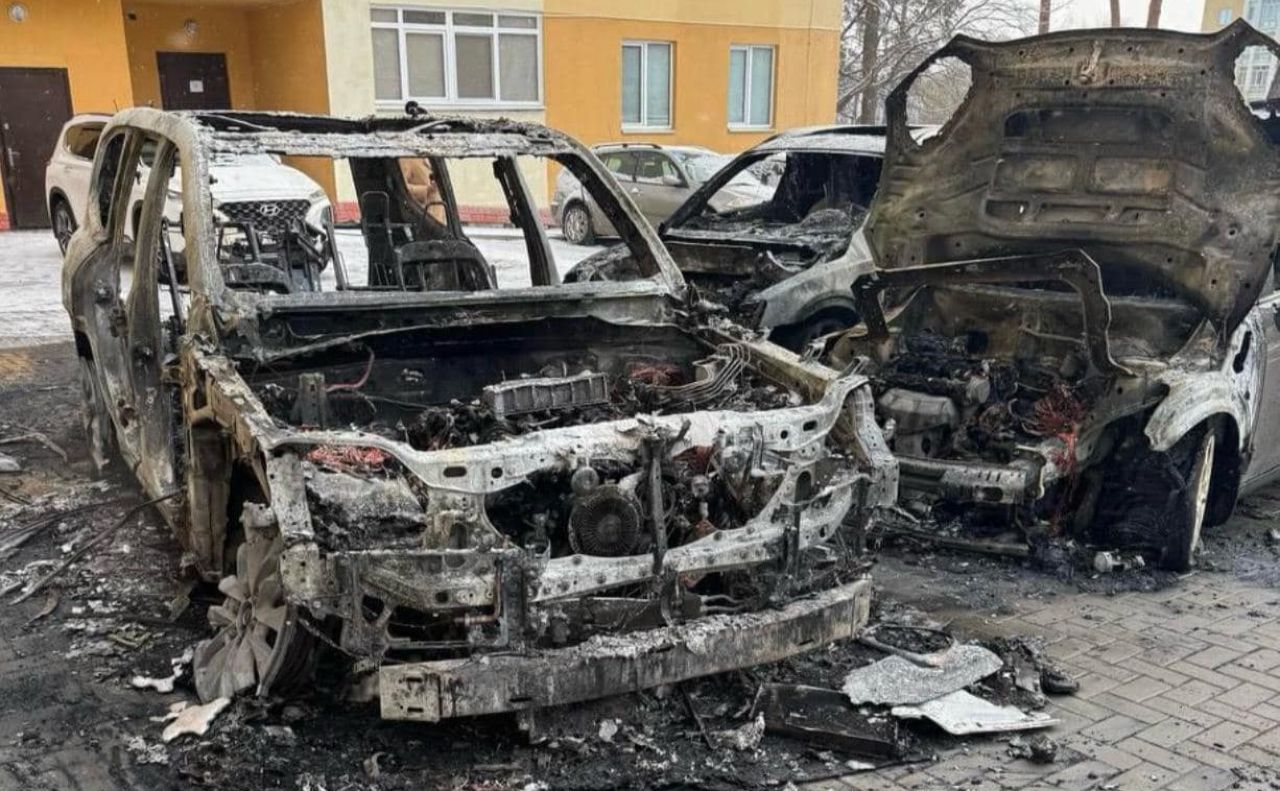  Під Києвом вщент згоріли одразу три автомобілі 