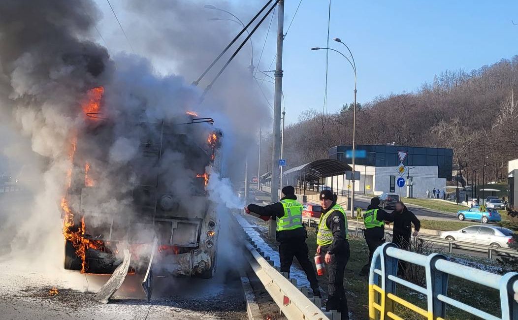  На мосту Патона спалахнув тролейбус. 