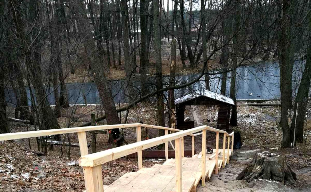  Комунальники оновили сходи, що ведуть до популярного джерела у Пущі-Водиці 