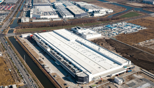 Tesla почала виробництво батарей Megapack на новому мегазаводі в Шанхаї 