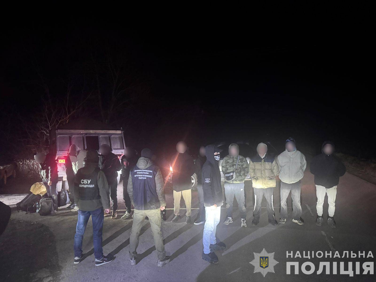  Перевозили до кордону 13 чоловіків у вантажівці з піском 
