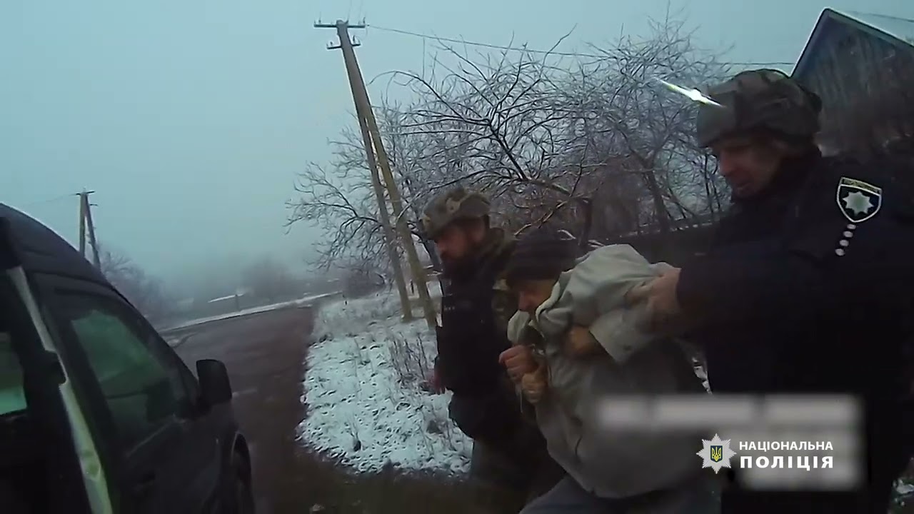  На Херсонщині поліцейські евакуювали з прифронтової Золотої Балки хворого чоловіка, який потребував медичної допомоги 