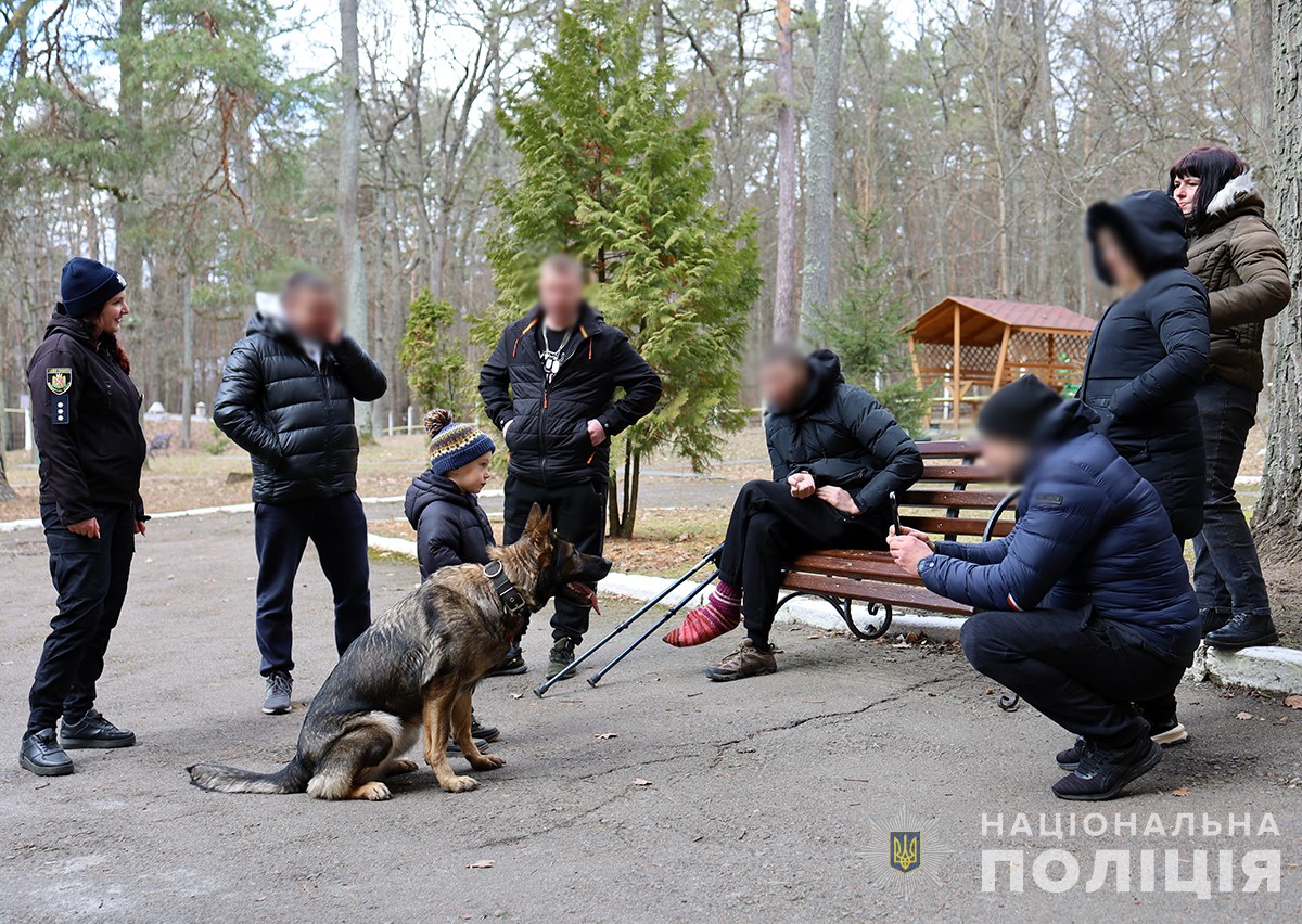  На Житомирщині поліцейські психологи залучають до відновлення поранених захисників собак-терапевтів 