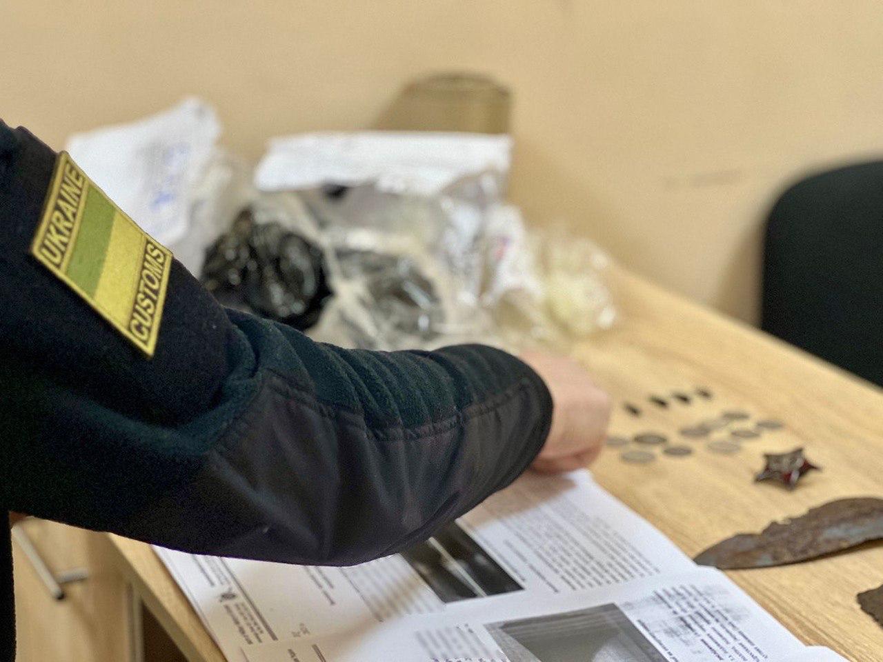  Київська митниця передала стародавню зброю до Національного військово-історичного музею 