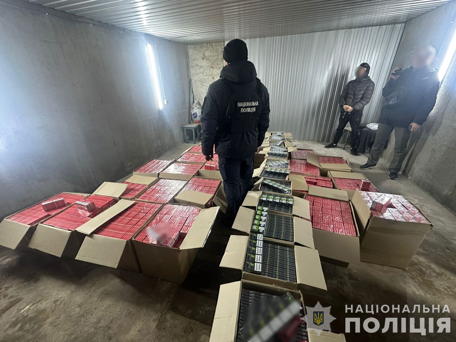  На Дніпропетровщині поліцейські ліквідували мережу збуту контрафактних цигарок під марками відомих брендів, щомісячний оборот якої міг сягати 30 млн гривень 