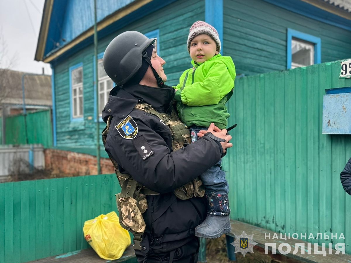  Евакуація під прицілом: правоохоронцям Сумщини вдалось вивезли ще одну родину 